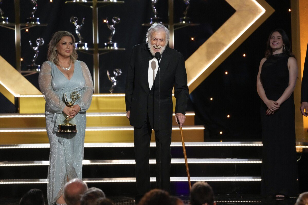 Dick Van Dyke menjadi pemenang Daytime Emmy tertua pada usia 98 tahun untuk peran tamu di 'Days of Our Lives'