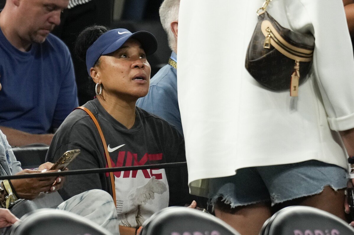 Dawn Staley menikmati pemandangan Olimpik yang berbeza. Di Paris, dia adalah peminat